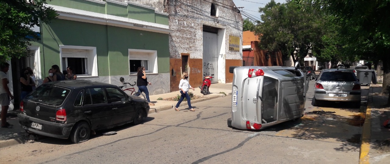 Impactante choque y vuelco con tres vehículos involucrados | Meridiano ...