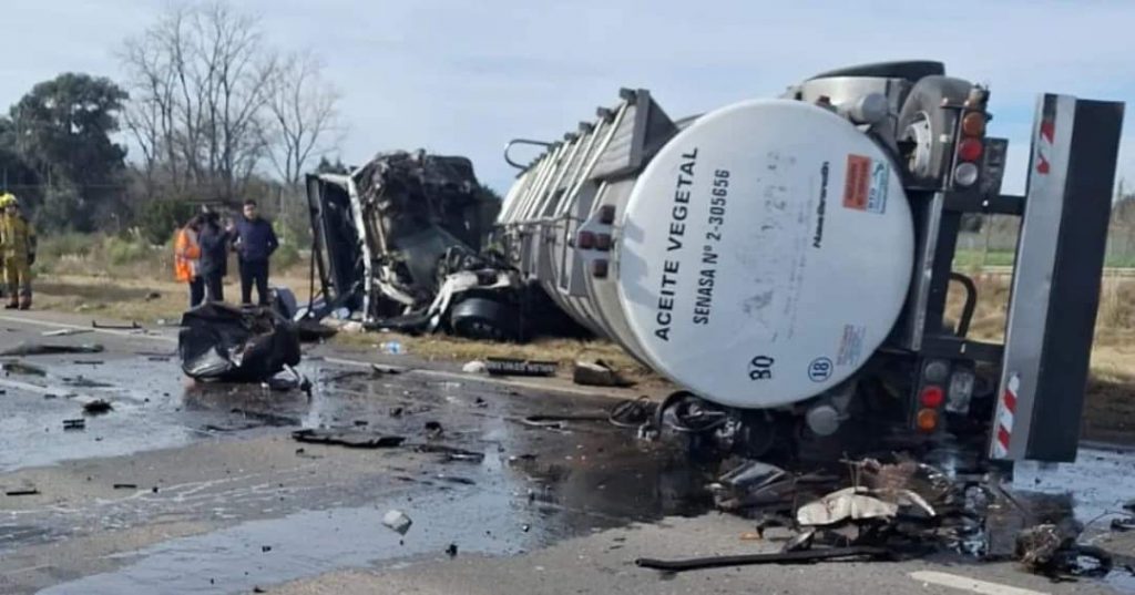 Terrible choque de camiones en la Ruta 5: un muerto | Meridiano Noticias