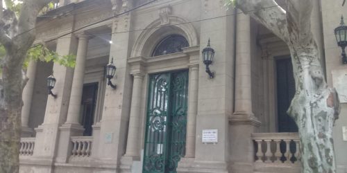 Suelta de libros por parte de la Biblioteca Sarmiento