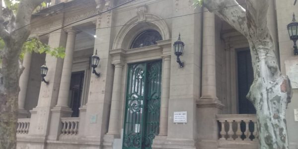 Suelta de libros por parte de la Biblioteca Sarmiento