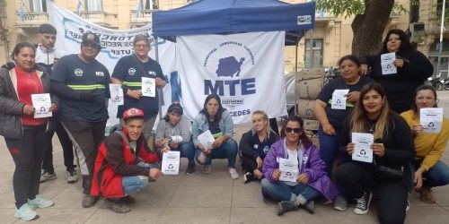 Protesta de vecinos por la baja del programa Volver al Trabajo