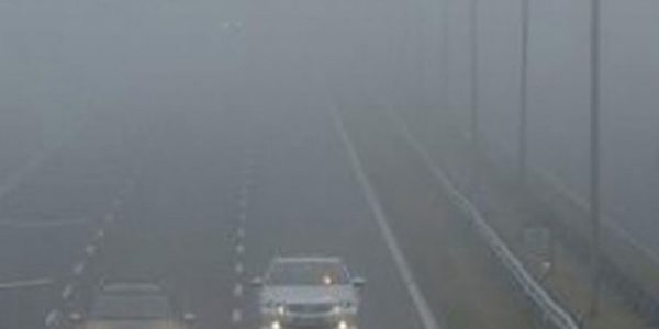Advierten sobre la presencia de una densa niebla sobre la ciudad
