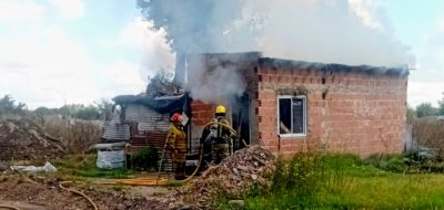 Destrucción total de una vivienda precaria por un incendio