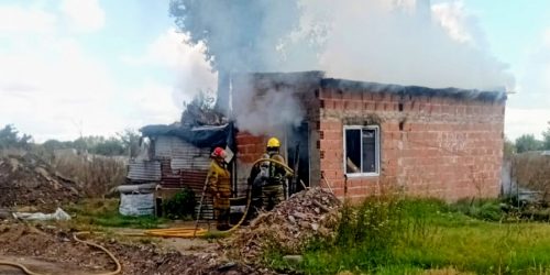 Destrucción total de una vivienda precaria por un incendio