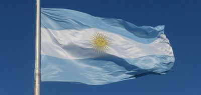 Renovaron la bandera de la Plaza Belgrano