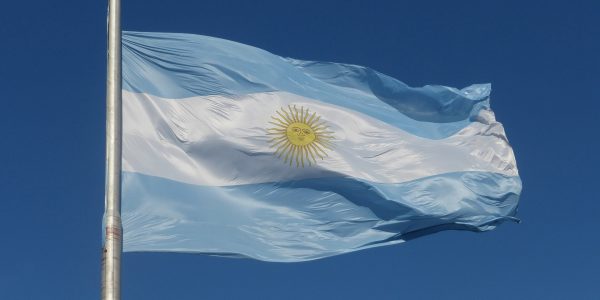 Renovaron la bandera de la Plaza Belgrano