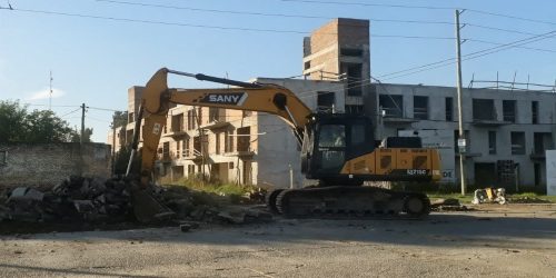 En plena obra del Acceso Sur se rompió un caño de agua