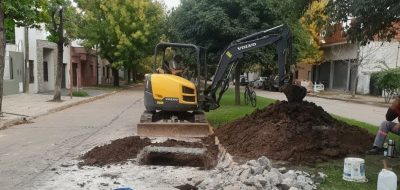 Reparan un caño cloacal roto en la Av. 30