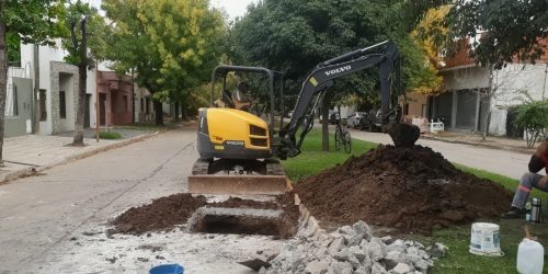 Reparan un caño cloacal roto en la Av. 30
