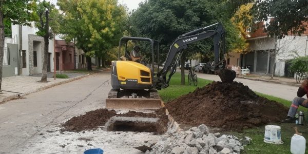 Reparan un caño cloacal roto en la Av. 30