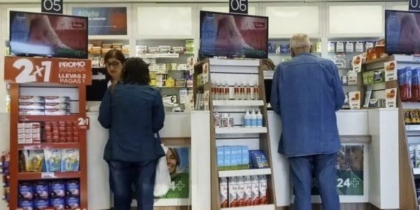 Ayudan a afiliados de PAMI y IOMA a gestionar sus recetas médicas