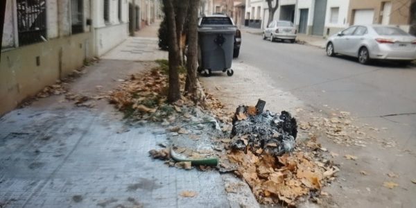 Otra indignante quema de un contenedor de residuos