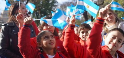Multitudinaria promesa a la Bandera en Plaza San Martín