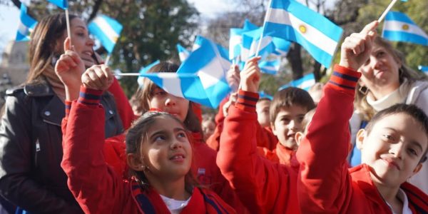 Multitudinaria promesa a la Bandera en Plaza San Martín
