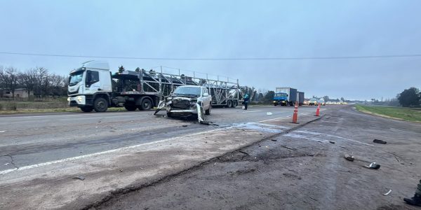 Un herido de consideración por el choque entre un auto y una camioneta