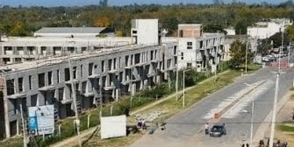Reclaman al intendente y al Concejo Deliberante acciones concretas para frenar la venta de un complejo habitacional