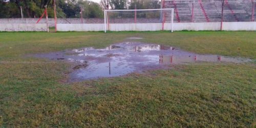 Polémica con la cancha de la Liga: “El problema fue la sal del agua”