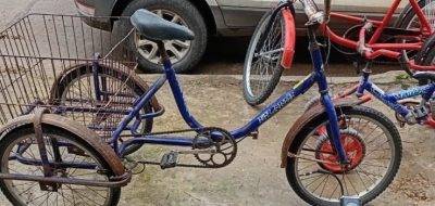 Donar un triciclo como un acto de amor