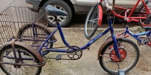 Donar un triciclo como un acto de amor