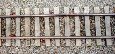 Reemplazan durmientes del ferrocarril por otros nuevos de un color llamativo