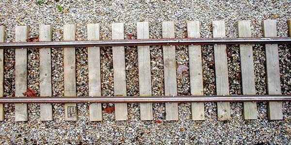 Reemplazan durmientes del ferrocarril por otros nuevos de un color llamativo