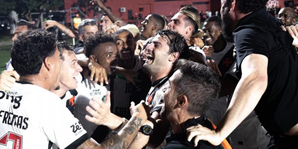 Aunque cayó ante Fluminense, Vasco da Gama celebra como un ídolo a Santiago Sosa