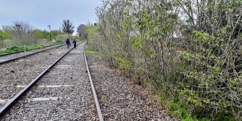 Quejas de vecinos por zanjas tapadas linderas al tren