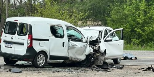 URGENTE: una mujer fallecida y personas atrapadas por el choque frontal entre dos vehículos