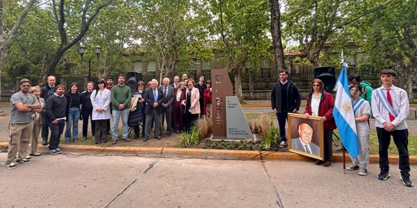Con un monumento honran la figura del médico Fortunato Benaím