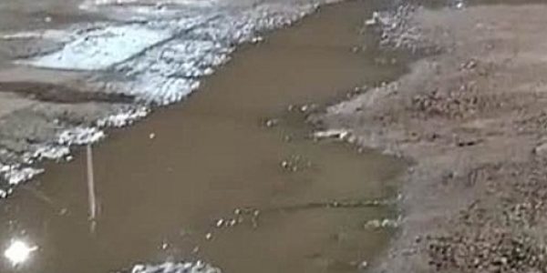 Repararon una perdida de agua en el barrio Trocha