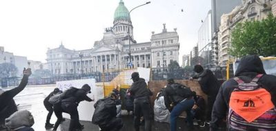Vergüenza en el Congreso: ausentes adentro y palos afuera