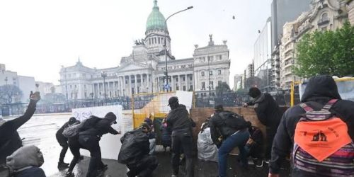 Vergüenza en el Congreso: ausentes adentro y palos afuera
