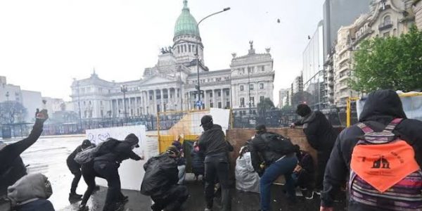 Vergüenza en el Congreso: ausentes adentro y palos afuera