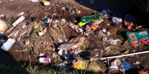 Destapan desagües pluviales en el barrio del Hospital