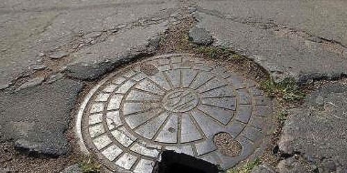 Reemplazan una tapa cloacal que representaba un riesgo para los vecinos