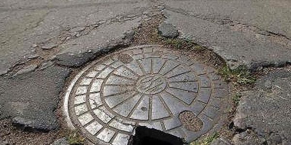 Reemplazan una tapa cloacal que representaba un riesgo para los vecinos